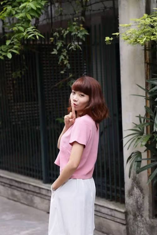 Nhanh chóng, danh tính của cô gái 9X này được nhiều người tìm kiếm. Theo đó, được biết cô gái đang khiến dân mạng tò mò này có tên Trần Tú Quyên (sinh năm 1992). Quyên sinh ra ở Sóc Sơn, Hà Nội. Đến năm cấp 2 gia đình cô chuyển về Phú Thọ sinh sống. Hiện Tú Quyên đang là trưởng phòng Marketing của một chuỗi nhà hàng bánh mỳ tại Hà Nội.