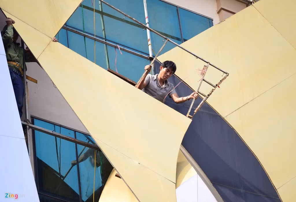 Nhiều quán karaoke dỡ biển quảng cáo bán sắt vụn, điển hình như quán karaoke số 14 Nguyễn Khang bắt đầu tháo dỡ những biển quảng cáo cỡ lớn che hết mặt tiền của quán.