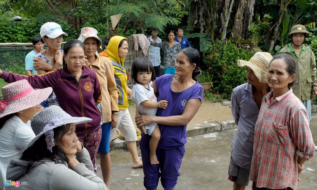 Nghe tin chị Trần Thị Huynh (vợ anh Khoa) vừa tròn 24 tuổi chết đuối trong lũ, dân làng ở xã An Dân bàng hoàng tập trung đến nhà chia sẻ đau thương cùng gia đình. Nhìn hai đứa trẻ bỗng chốc mồ côi mẹ mà ai cũng ngậm ngùi, xót xa cho "cái chết trẻ" oan uổng giữa mùa mưa lũ.