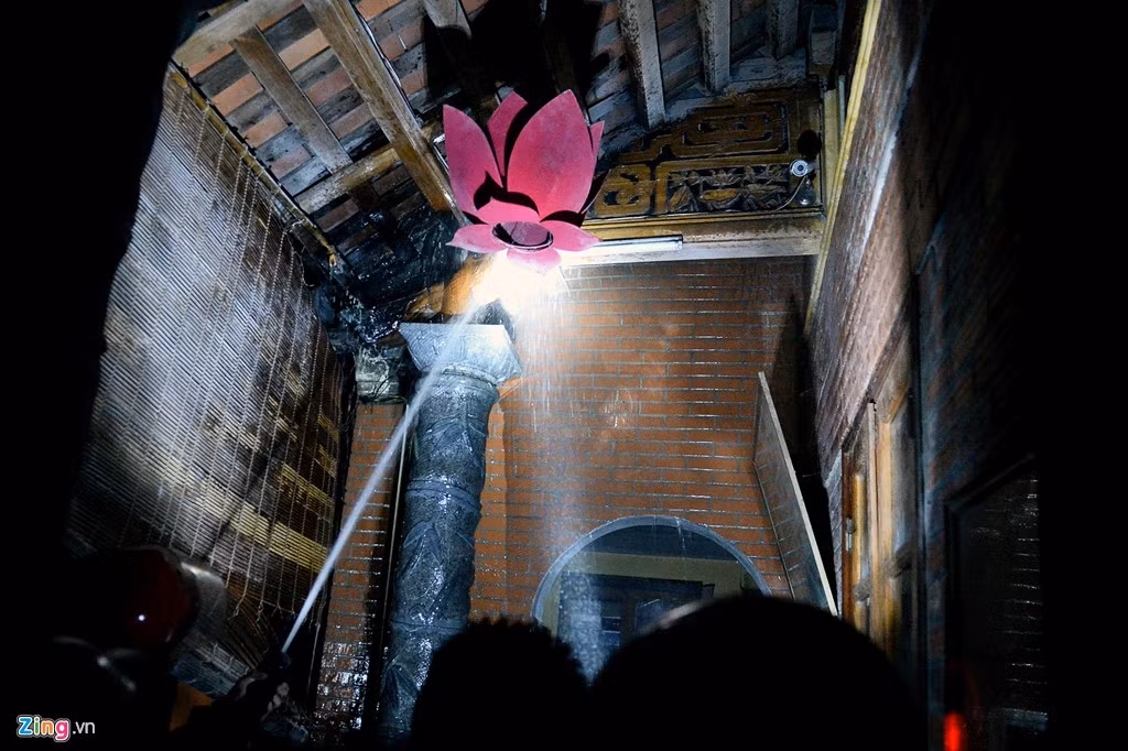 May mắn nhà dân cách xa khu vực cháy vài chục mét nên không bị lây lan.