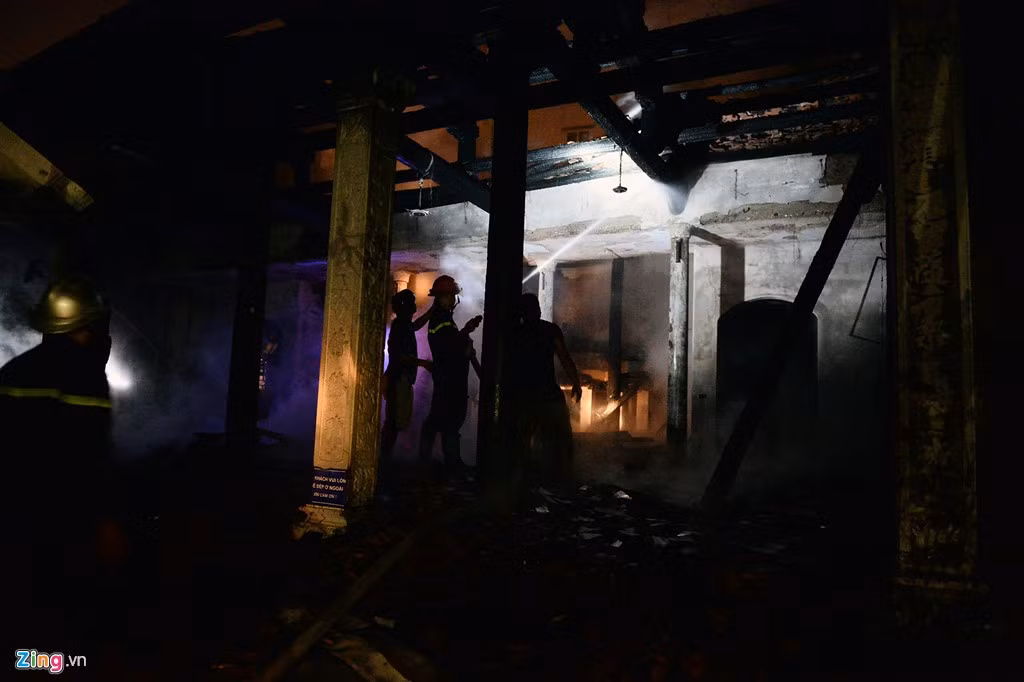 Công tác dập lửa hoàn toàn phải dùng đèn pin chiếu sáng.