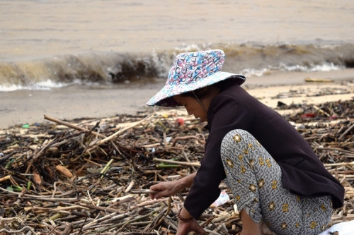 Danh cuoc tinh mang de vot cui sau lu o cua bien Nhat Le-Hinh-2