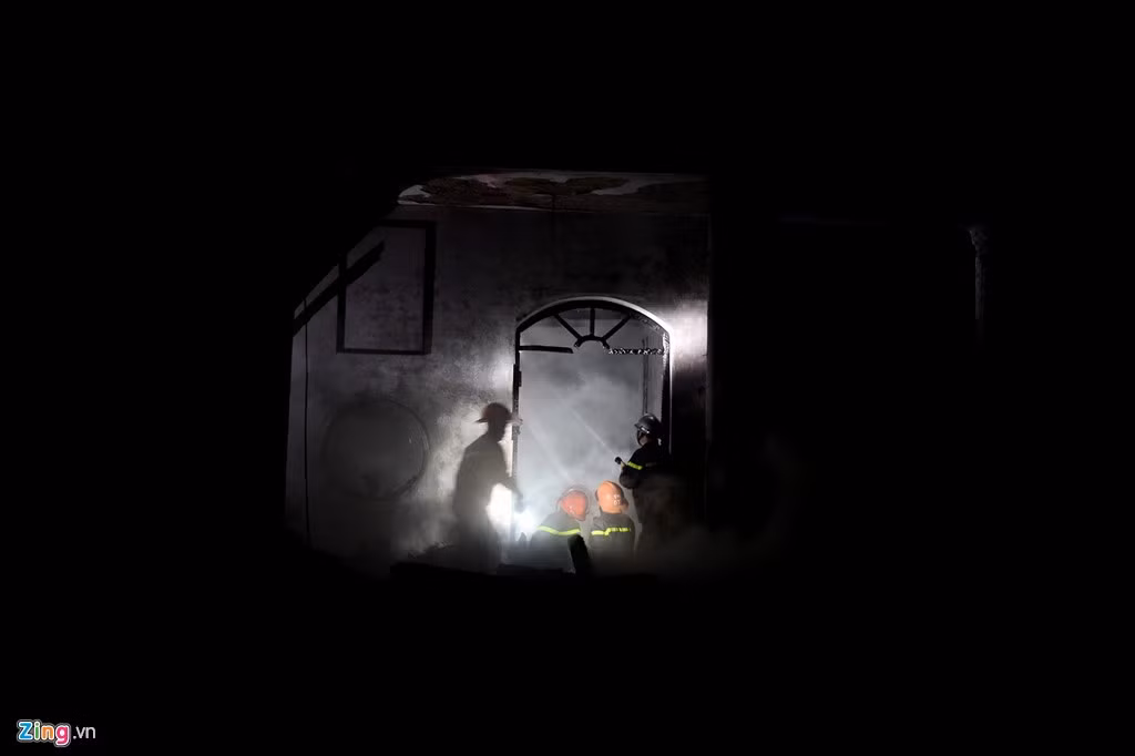 Đại diện đơn vị PCCC cho biết trong khoảng hơn 1 giờ không chế được cơ bản ngọn lửa nhưng để dập tắt hoàn toàn cả những vị trí có nguy cơ bùng phát lửa trở lại các anh phải loay hoay đến 2h15 ngày 5/11 (khoảng 120 phút từ thời điểm có mặt).