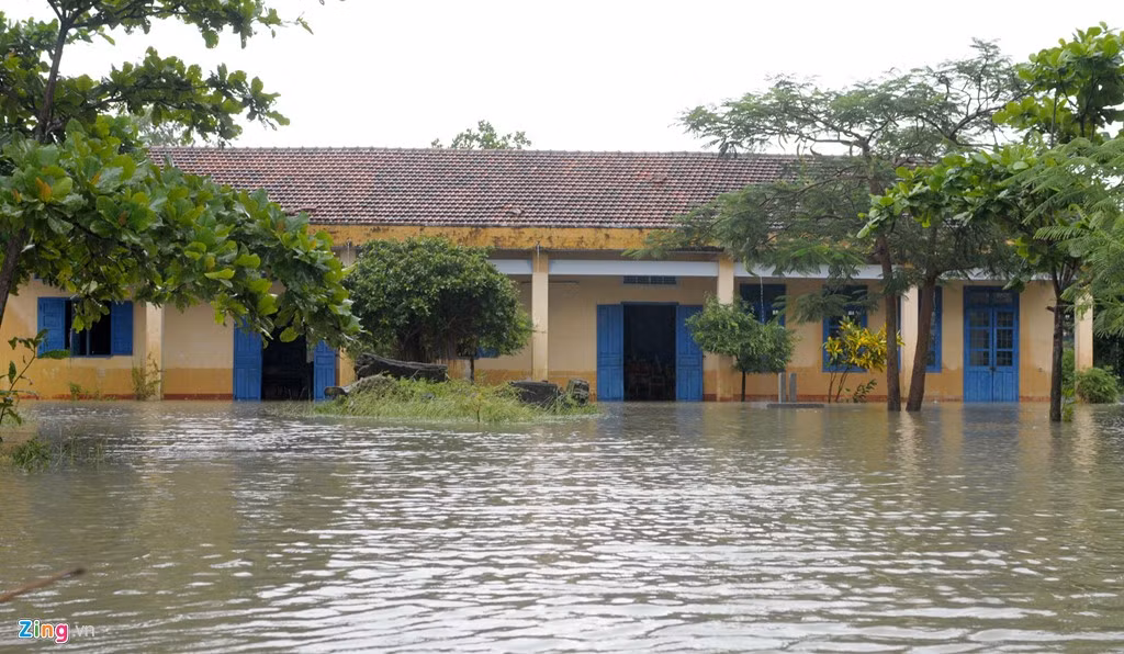 Ngày 4/11, dù nước lũ bắt đầu rút nhưng hàng chục nghìn học sinh ở huyện Tuy An vẫn chưa thể đến trường học tập.