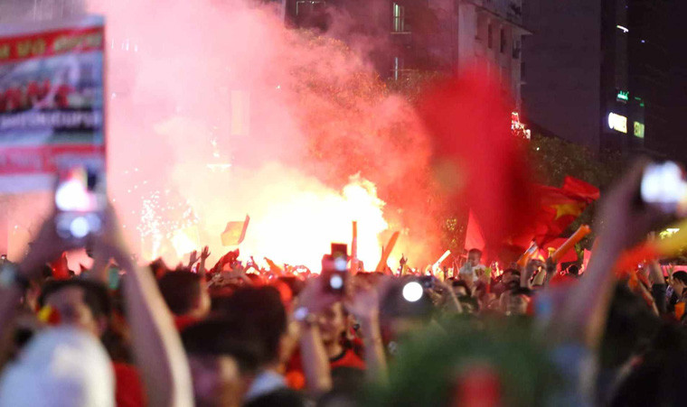 Hành vi đốt pháo sáng trên đường phố sẽ bị xử lý nghiêm...