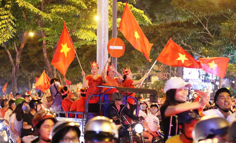 Theo thống kê của Phòng CSGT đường bộ - đường sắt Công an TP HCM, trong 2 đêm mừng chiến thắng vào chung kết AFF Cup 2018 của Đội tuyển Việt Nam, CSGT đã lập biên bản xử phạt 133 trường hợp vi phạm; tạm giữ 81 môtô các loại.