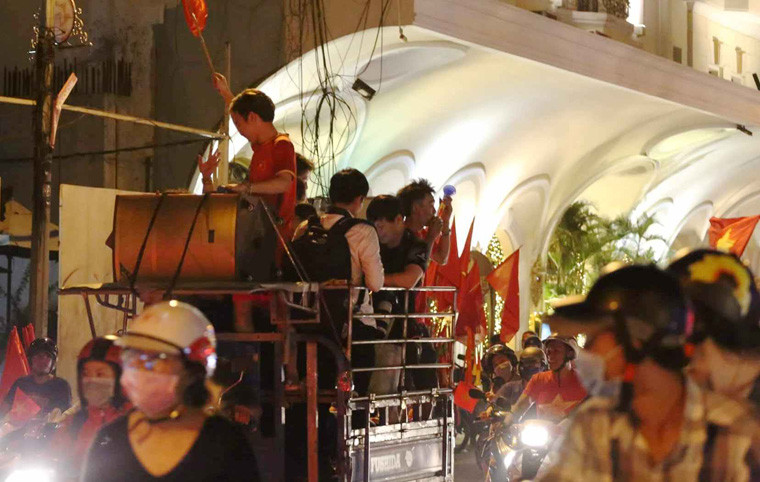 Sử dụng xe 3 bánh để chờ người...