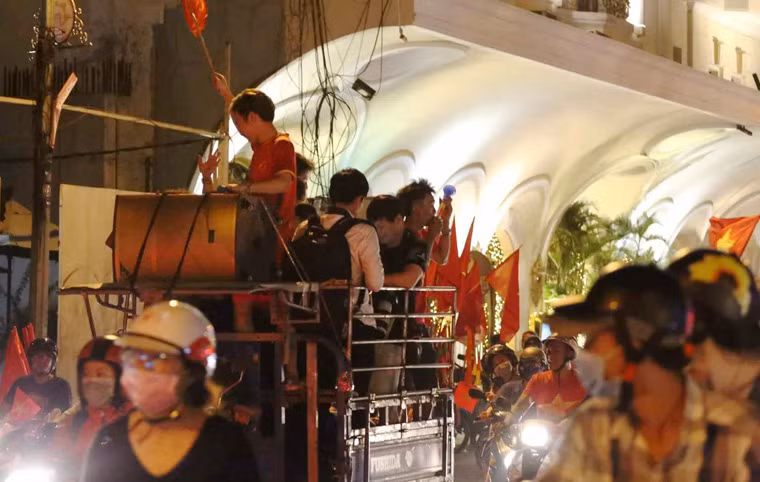 Sử dụng xe 3 bánh để chờ người...