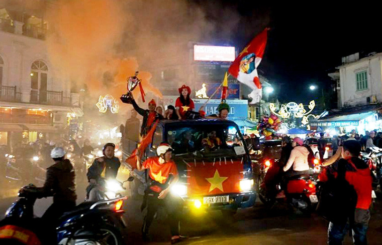 Những hành vi sẽ bị CSGT xử lý nghiêm như dùng xe tải chở hàng để chở người...