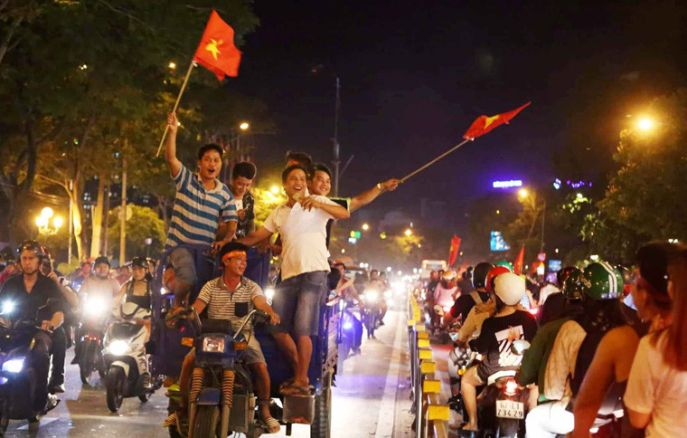 Những kiểu "xuống đường" vi phạm giao thông như hình ảnh này sẽ bị lực lượng Công an TP HCM xử lý nghiêm.