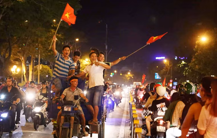 Những kiểu "xuống đường" vi phạm giao thông như hình ảnh này sẽ bị lực lượng Công an TP HCM xử lý nghiêm.