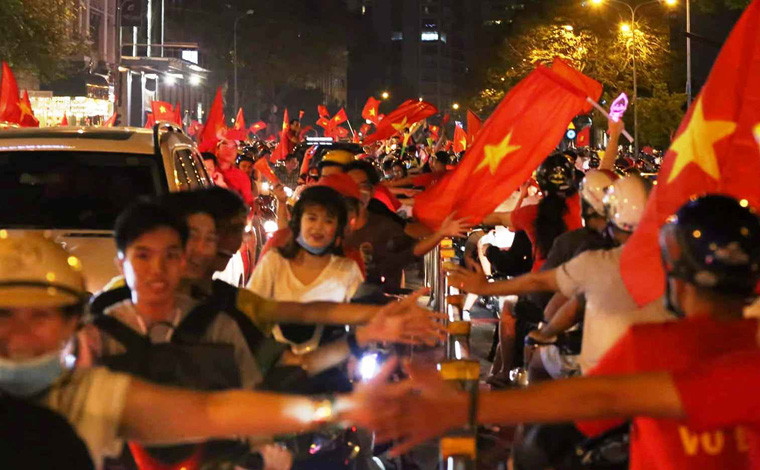 Công an TP HCM tạo điều kiện cho người dân tham gia cổ vũ chung kết AFF Cup 2018 Việt Nam - Malaysia...