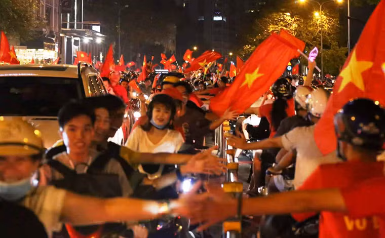 Công an TP HCM tạo điều kiện cho người dân tham gia cổ vũ chung kết AFF Cup 2018 Việt Nam - Malaysia...