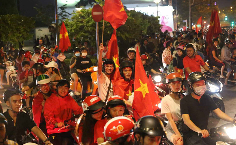 Đồng thời, lực lượng Công an TP HCM cũng sẽ xử lý nghiêm những hành vi gây mất ATGT như đua xe, nẹt pô, đốt pháo sáng...