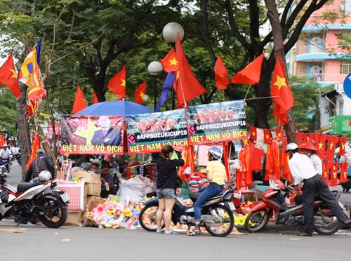 TP HCM: CDV Malaysia muon xuong duong mung tuyen Viet Nam thang AFF Cup 2018-Hinh-2