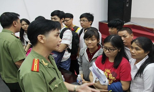 Thiếu tá Nguyễn Văn Trường đưa gợi ý, thí sinh có thể "thi đường vòng" vào ngành công an nếu điểm xét tuyển không đủ. Ảnh: Hoàng Bình.