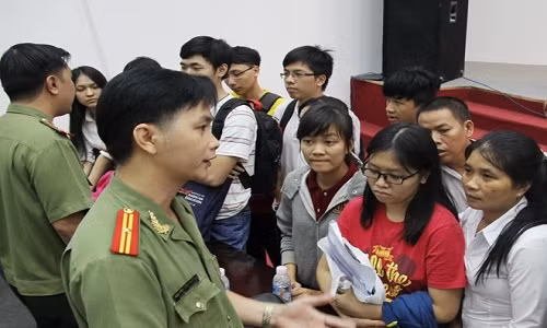 Thiếu tá Nguyễn Văn Trường đưa gợi ý, thí sinh có thể "thi đường vòng" vào ngành công an nếu điểm xét tuyển không đủ. Ảnh: Hoàng Bình.