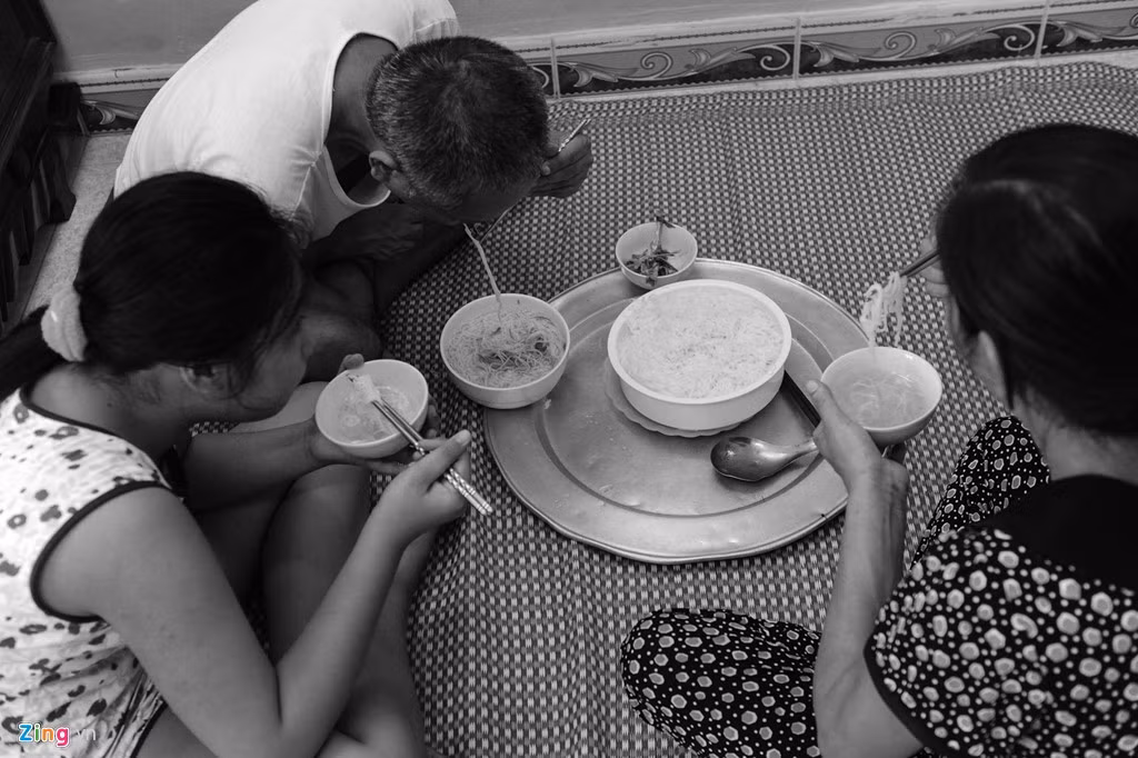 Nhớ về lúc bé Nga còn nhỏ, chị Hợi kể: "Đó là những ngày tháng vất vả nhất khi chồng thì vẫn bệnh nặng mà con thì chưa biết gì. Nhiều lúc anh ấy cởi truồng chạy khỏi trung tâm, còn bé Nga cứ khóc ngằn ngặt, tôi một mình không biết phải làm thế nào. May mà còn có các cô hộ lý chia nhau đi tìm giúp. Bây giờ, cuộc sống đã dễ thở hơn nhưng cả nhà vẫn chỉ trông vào hơn 4 triệu tiền trợ cấp của chồng, phải tằn tiện lắm mới đủ sống". 