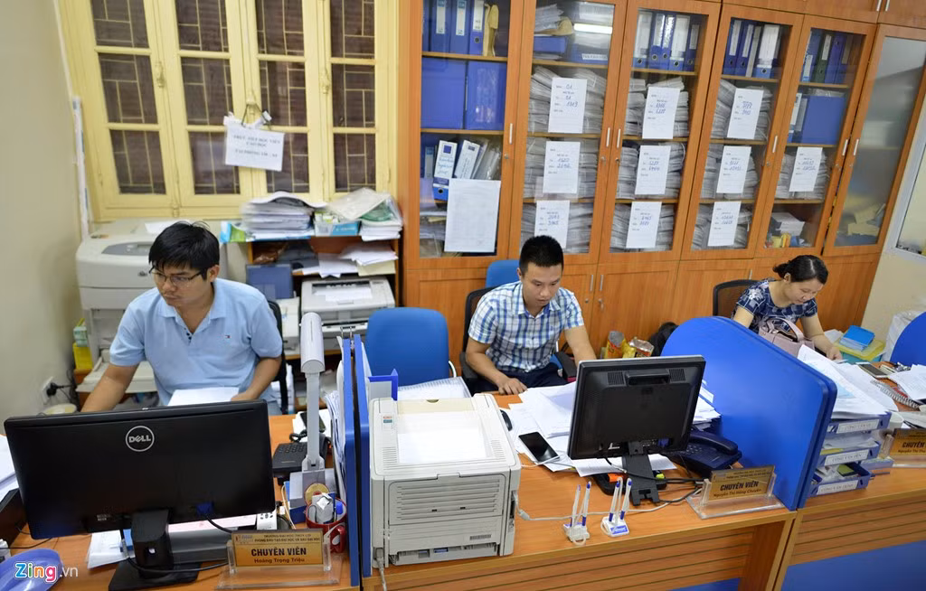 Cán bộ của Đại học Thủy lợi nhập dữ liệu điểm thi vào máy.