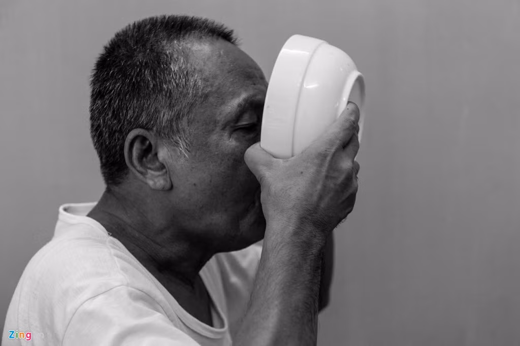 Do không biết đếm nên cứ mỗi khi ăn xong một bát là ông lại đứng dậy lên giường ngồi. Vì thế, chị Hợi luôn phải để chồng ăn một bát to cho đủ no.