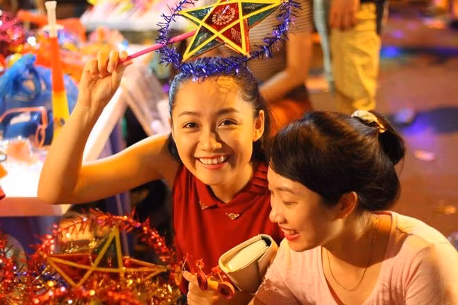 Bạn bè thường gọi Thu Hà bằng cái tên "cô gái hay cười" bởi trong bất cứ khung hình nào, hoàn cảnh nào, nụ cười của người đẹp cũng luôn rạng ngời. 