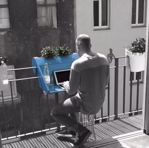 Bàn làm việc tại ban công