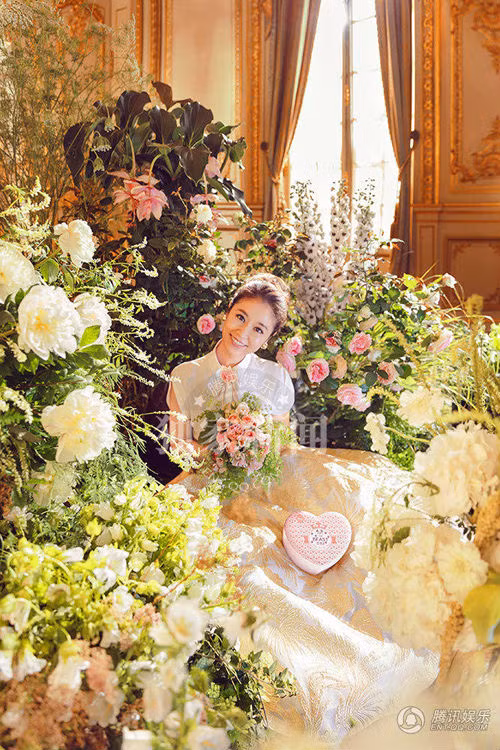 Nhiều fan tấm tắc trước vẻ đẹp và sự trẻ trung của Lâm Tâm Như dù cô đã thuộc thế hệ "gái già" U50.