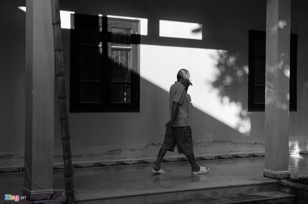 Trở về từ cõi chết trong một phút tỉnh hiếm hoi, thương binh Nguyễn Xuân Ngọc đang sống trong tình yêu thương của gia đình, của trung tâm và cộng đồng. Cứ thế, mỗi ngày trôi qua, ông dần bước qua bóng tối để sống nốt những ngày bình yên của cuộc đời.