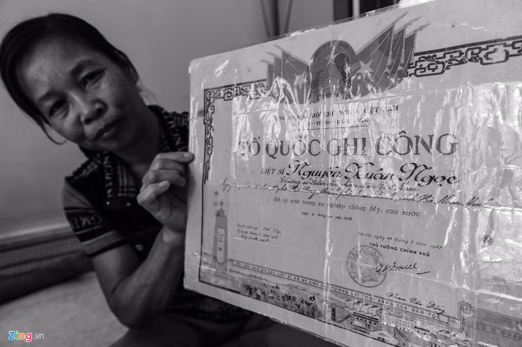 Ông Ngọc vốn là y tá trưởng trong chiến tranh chống Mỹ. Năm 1974, căn hầm của anh bị trúng bom. Cả tiểu đội hy sinh hết còn ông thì bị sức ép mà văng ra xa dẫn đến mất trí nhớ và hoàn toàn không biết mình là ai. Nghĩ ông đã mất, quân đội gửi giấy báo tử về cho gia đình. 