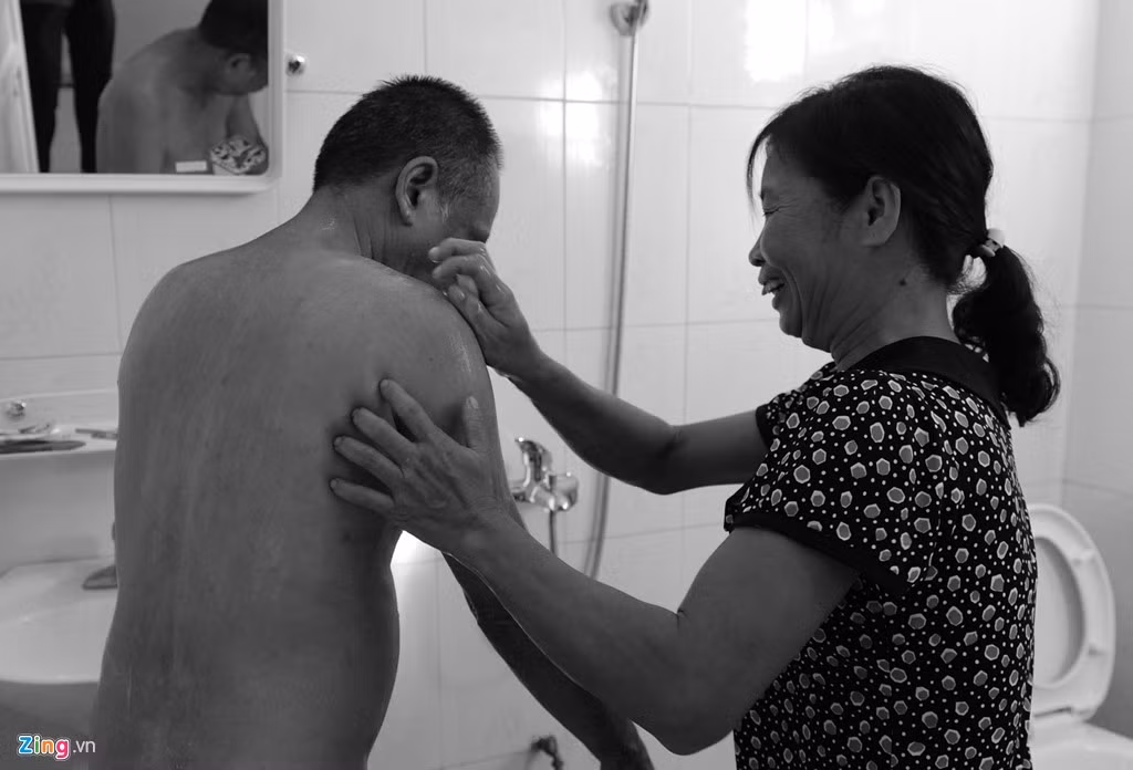 Cứ cách một ngày, ông lại được vợ tắm cho một lần. Ngày còn lại thì ông học cách tự tắm cho bản thân. Người thương binh không còn nghịch bẩn, không còn cởi truồng chạy lung tung.