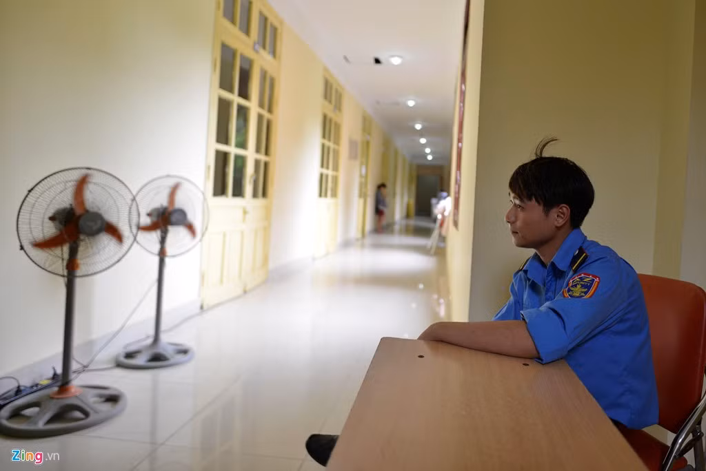 Khu vực chấm thi luôn có bảo vệ, thanh tra, an ninh. Camera được lắp ở hành lang và trong mỗi phòng chấm thi. 