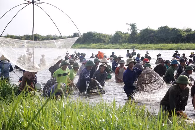 Luôn lạc quan dù trước mọi hoàn cảnh, người dân miền Trung đã sáng tạo ra nhiều lễ hội để khuyến khích tăng gia sản xuất. Lễ hội bắt cá Đồng Hoa là một ví dụ điển hình. Tại đây, hàng trăm người cùng bắt cá, mong đợi mùa màng bội thu, khắc phục thiên tai, hạn hán.