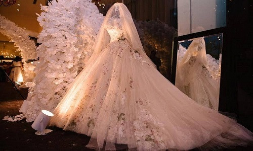 Chiếc váy cưới được Nguyễn Thiện Khiêm thiết kế cho Ngọc Lan.