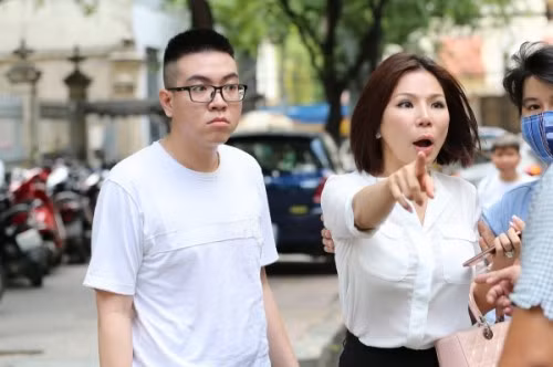 Nhờ sự can thiệp của người dân xung quanh, người chụp hình mới thoát thân. Bà Ngọc thể hiện thái độ hung dữ, dù bà Ngọc cũng kêu người đến chụp hình chồng cũ của mình tại tòa.