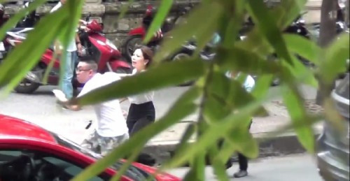 Khi phát hiện có người chụp hình, bà Ngọc cùng 2 người đàn ông đuổi theo và lao vào tấn công người chụp hình bà Ngọc. Ảnh: cắt từ video clip.