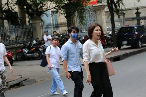 Đi cùng bà Ngọc đến tòa án là một nhóm gồm nhiều người lạ, sẵn sàng đánh người khác giữa thanh thiên bạch nhật. Nhưng khi vào tòa, bà Ngọc "chuyển" sang trạng thái khóc lóc, cho rằng mình lo sợ bị người khác hãm hại.