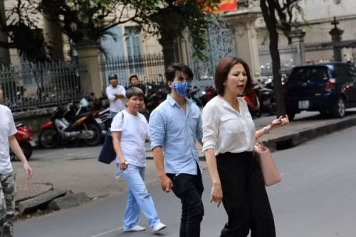 Đi cùng bà Ngọc đến tòa án là một nhóm gồm nhiều người lạ, sẵn sàng đánh người khác giữa thanh thiên bạch nhật. Nhưng khi vào tòa, bà Ngọc "chuyển" sang trạng thái khóc lóc, cho rằng mình lo sợ bị người khác hãm hại.