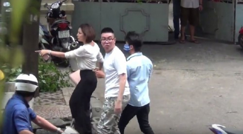 Vợ cũ của bác sĩ Thái muốn ăn thua đủ với người chụp hình dù người này đã bỏ chạy. Bà Ngọc vừa đuổi theo vừa mắng chửi người chụp hình trước cửa tòa án. Sau khi đánh người, bà Ngọc khóc lóc trong phiên hòa giải lúc 14h cùng ngày với lý do mới bị ông Thái cho người đánh đập dã man. Bà Ngọc đề nghị hoãn phiên hòa giải qua ngày khác do "hoang mang khủng hoảng tinh thần".