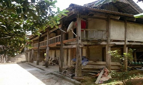 Vo co buon dien thoai, chong dien mau na dan xoi xa