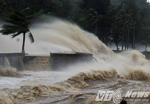 Sóng đánh tràn qua bờ kè ở Đồ Sơn. (Ảnh VTC News)