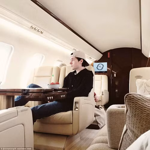 Chàng trai trẻ này cho biết anh ta hiện đang theo học ở trường Cao đẳng Brighton, và tự gọi mình là tỉ phú nổi tiếng thế giới. (ảnh: Twitter/Daily Mail).