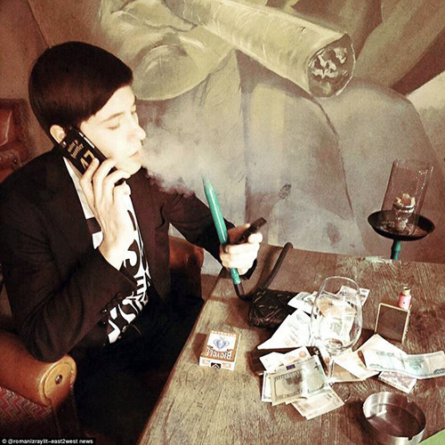 Một người khác thuộc hội con nhà giàu Nga khoe tiền bạc. (ảnh: Twitter/Daily Mail). 