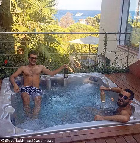 Hai chàng trai trẻ này dường như đang tách biệt hẳn với cuộc sống bận rộn ở ngoài kia. (ảnh: Twitter/Daily Mail). 