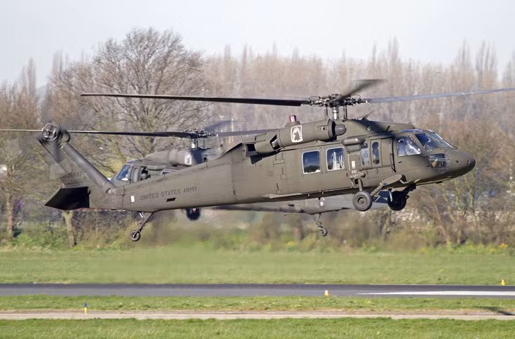 Các biến thể UH-60 sau đó được sản xuất cho Hải quân, Không quân và Tuần duyên. (Ảnh: airplane-pictures)