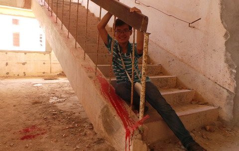 Vết sơn đỏ, không biết do vô tình hay cố ý, gợi lên cảm giác rùng rợn của một ngôi nhà ma