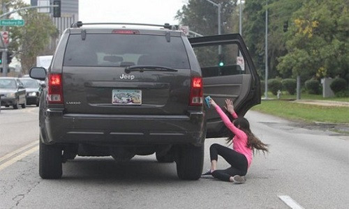 Chong dap vo khoi xe vi...ban va nhan cai ket dang