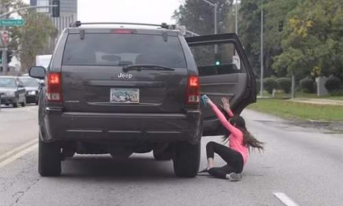 Chong dap vo khoi xe vi...ban va nhan cai ket dang