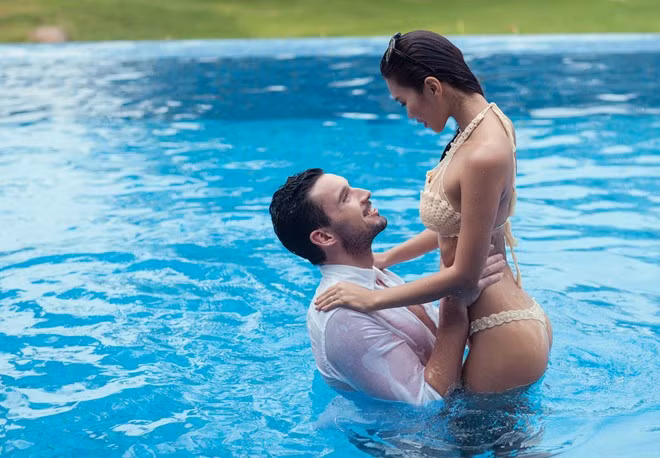 Trong một bài phỏng vấn, Hà Anh cho biết cô mãn nguyện khi có ông xã là giáo viên tiểu học. "Dù tôi về muộn đến đâu, anh luôn chờ đợi để cả hai cùng dùng bữa tối. Anh ấy là hậu phương hoàn hảo", chân dài sinh năm 1982 nói về chồng sắp cưới. 