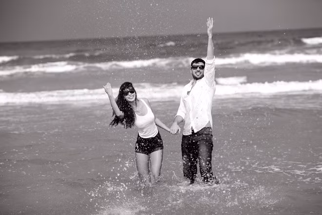 Không quá cầu kỳ trong cách dàn dựng, “bức tranh tình yêu” của chân dài và ông xã ngoại quốc được ghi lại một cách chân thực và nhẹ nhàng. 