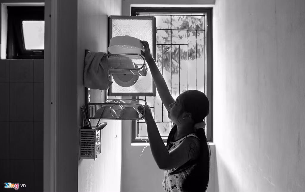 Bé Nga giờ đã lớn, đã biết rửa bát giúp mẹ. Tuy vậy do di truyền của bố nên Nga không được nhanh nhẹn, phải học đúp một năm để theo kịp chúng bạn.